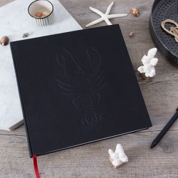 LDO002 - Livre d'or réalisé sur-mesure : Tout toile (Noir Bishop) avec gaufrage du sigle sur la couverture.