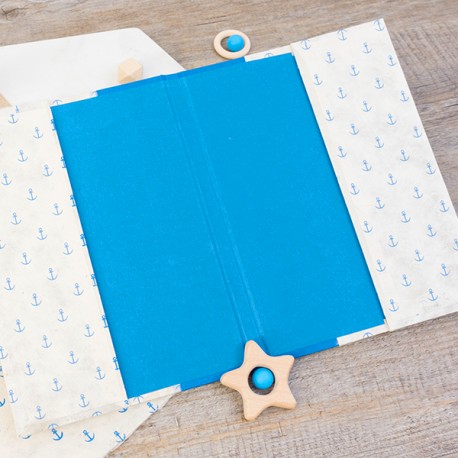PCDS004 - L'intérieur du protège carnet est réalisé dans un papier uni couleur Bleu Roi.